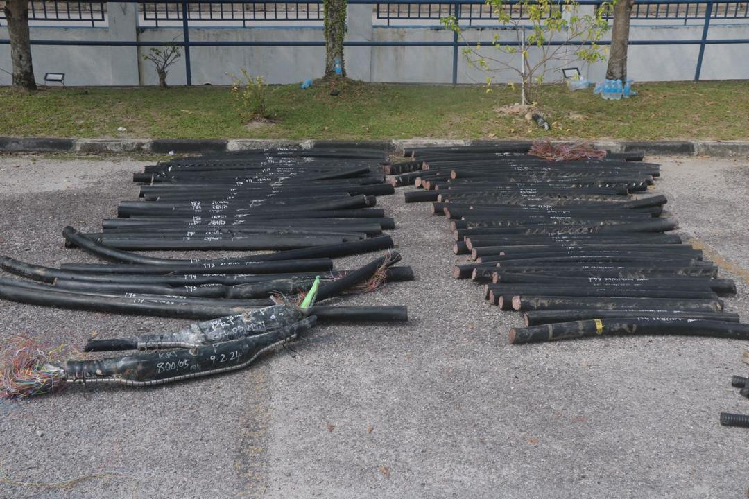 遇巡警驱车逃1人跳车 警破偷电缆集团捕11人