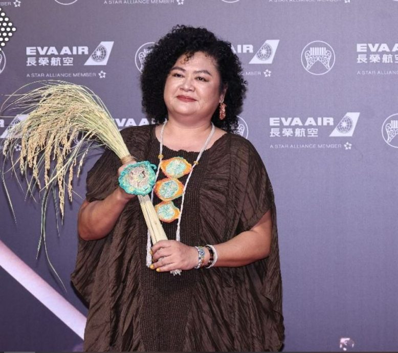 金曲35|巴奈夺奖致词喊勿忘天安门事件　中网炸锅：金曲奖玩完了