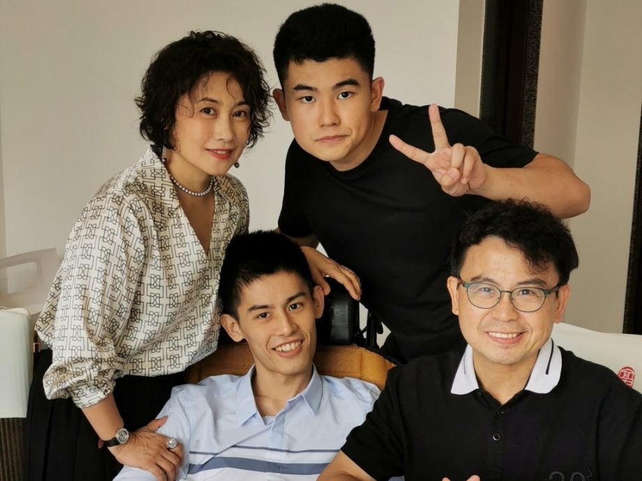 长子“脑白质发育不健全”坐轮椅　黄一山尽心照顾无怨言	