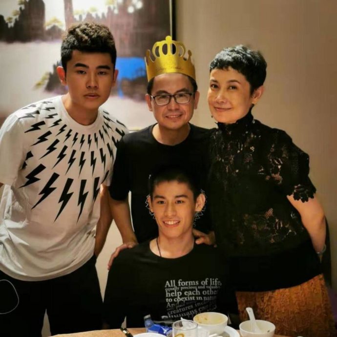 长子“脑白质发育不健全”坐轮椅　黄一山尽心照顾无怨言	