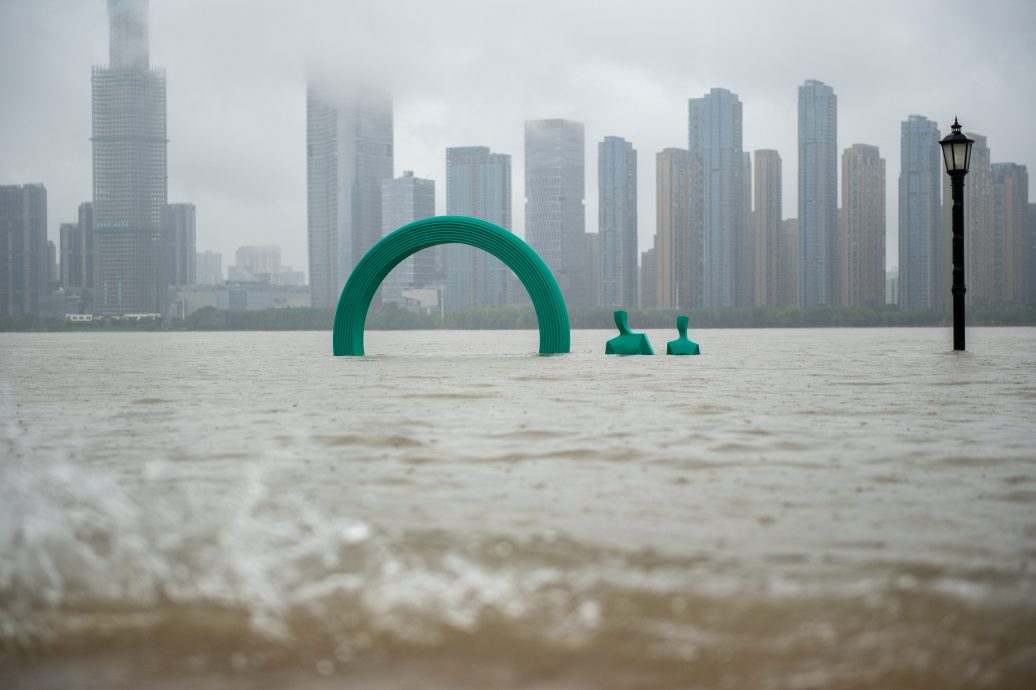 长江续恶劣天气 列车轮渡停驶 中国部分地区料逾10级雷暴大风 