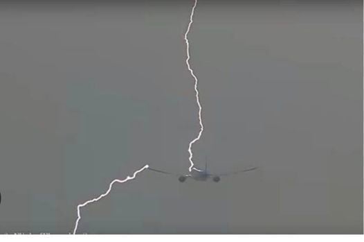 闪电劈中飞机!谢长廷在机上听爆破声:闪过交代遗言的念头