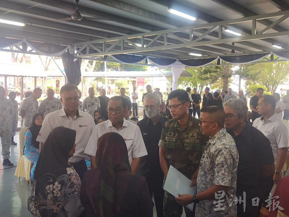 防长慰问直升机罹难土家属 移交国防卫队基金局抚恤金