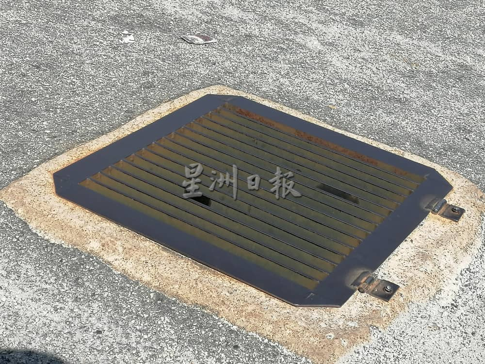 阿发茶室路口沟渠铁盖失窃,威胁民众安全。