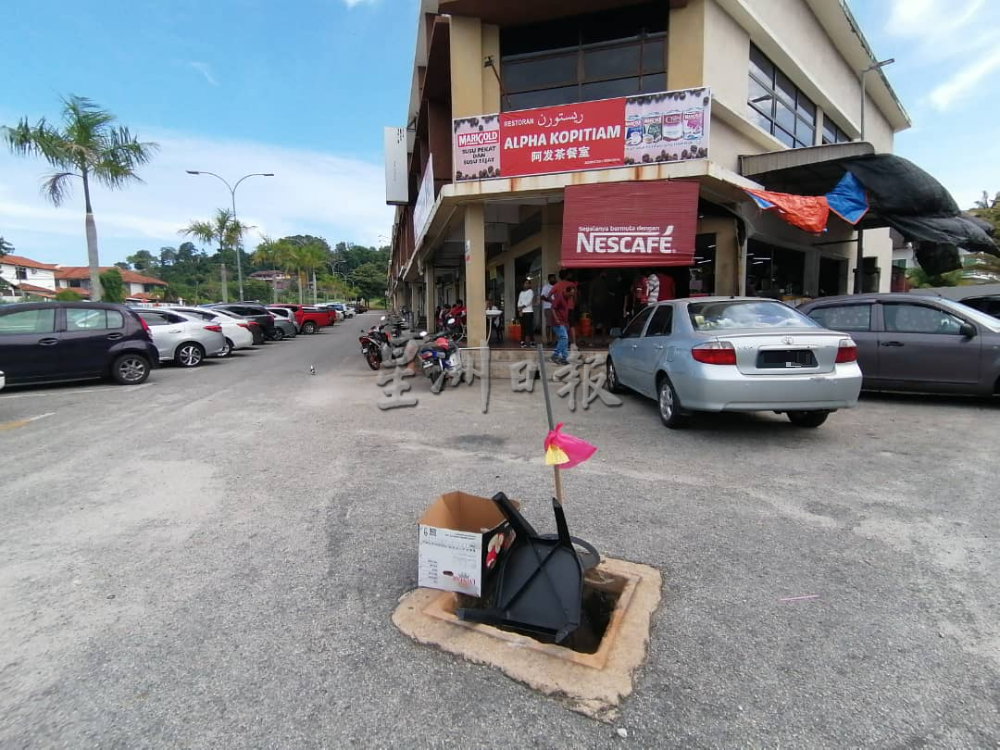 阿发茶室路口沟渠铁盖失窃,威胁民众安全。