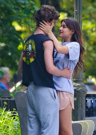 阿汤哥女儿当街热吻男友 恋情浮面