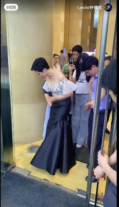 陈法蓉裙摆被踩险走光 吓得失控尖叫