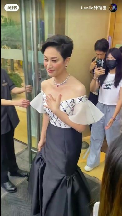 陈法蓉裙摆被踩险走光 吓得失控尖叫