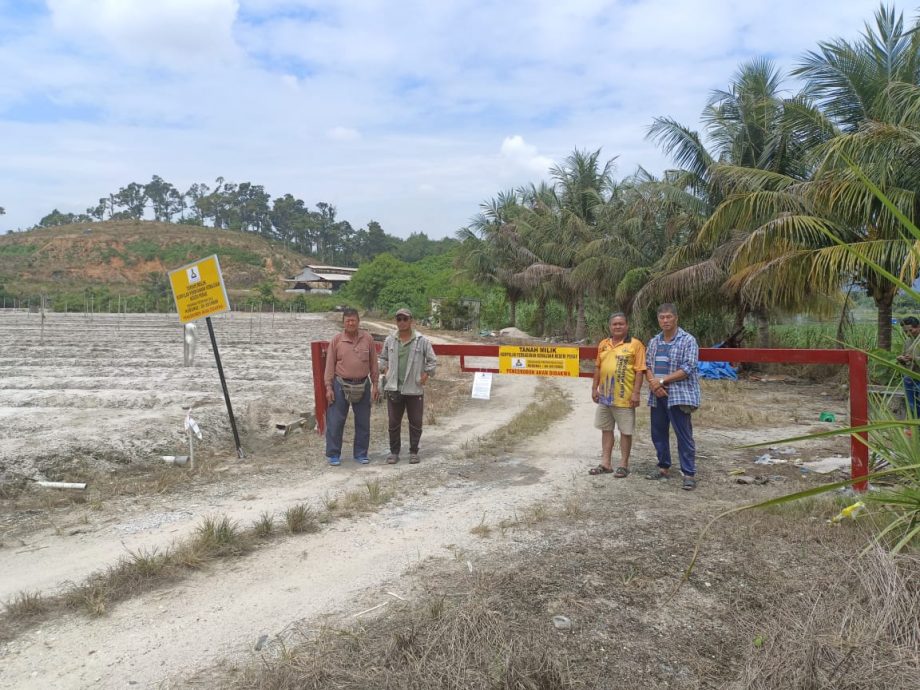 霹发展机构深夜设闸挖坑封路 农民忧无法耕作耽误收成