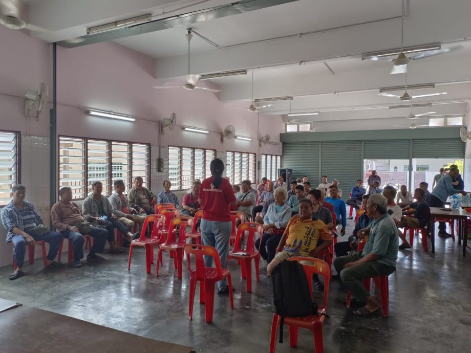 霹发展机构深夜设闸挖坑封路 农民忧无法耕作耽误收成