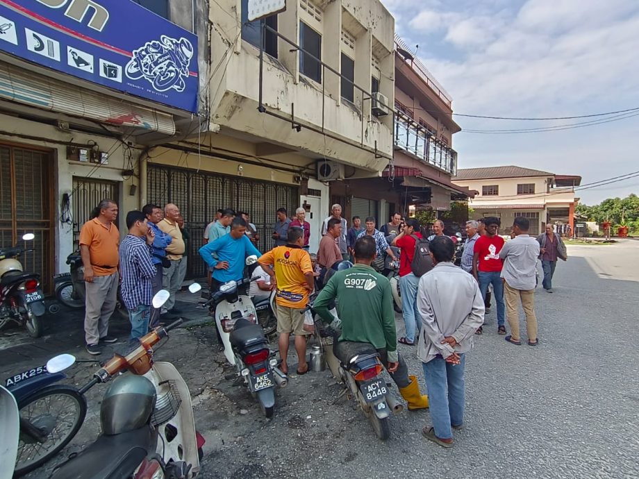 霹发展机构深夜设闸挖坑封路 农民忧无法耕作耽误收成