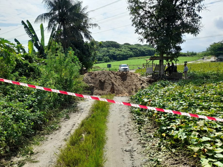 霹发展机构深夜设闸挖坑封路 农民忧无法耕作耽误收成