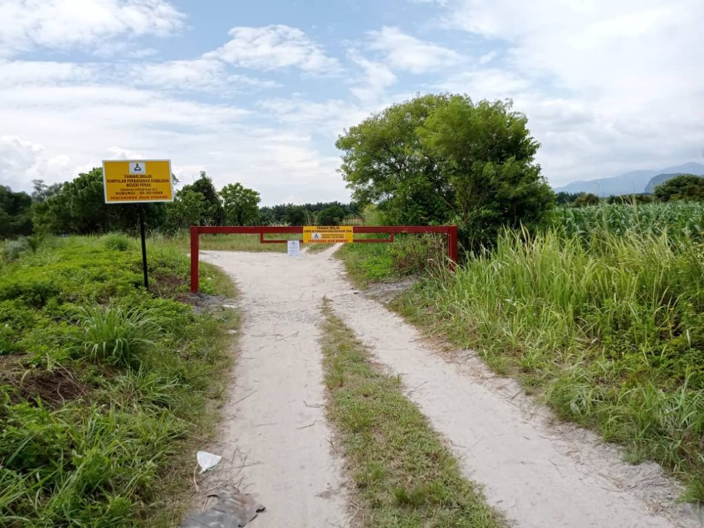 霹发展机构深夜设闸挖坑封路 农民忧无法耕作耽误收成