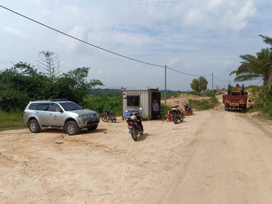 霹发展机构深夜设闸挖坑封路 农民忧无法耕作耽误收成