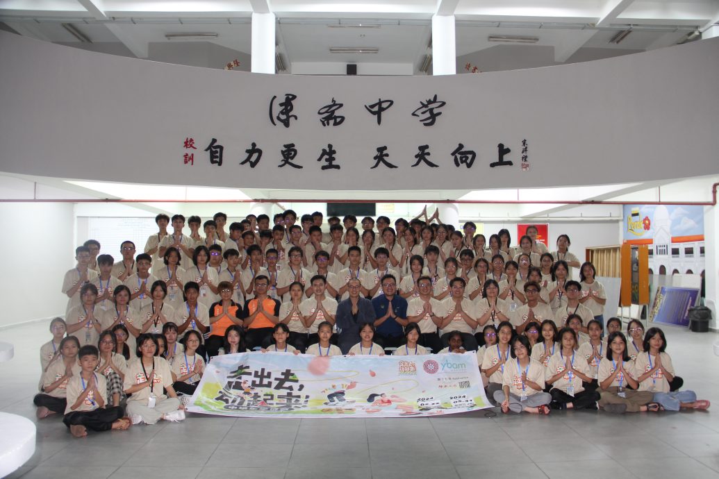 霹站“走出去,动起来” 中学生学佛营