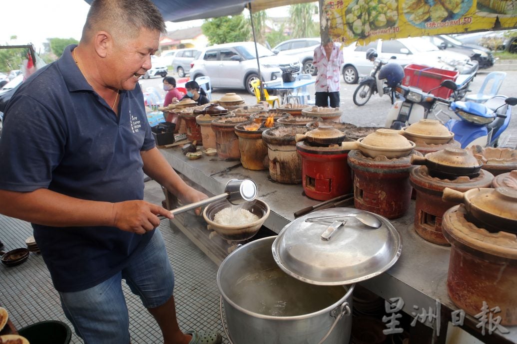 霹/版头/【人气美食】/向志明采用新鲜食材 炭火煮出香喷喷瓦煲鸡饭