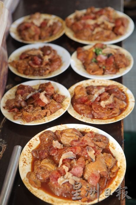 霹/版头/【人气美食】/向志明采用新鲜食材 炭火煮出香喷喷瓦煲鸡饭