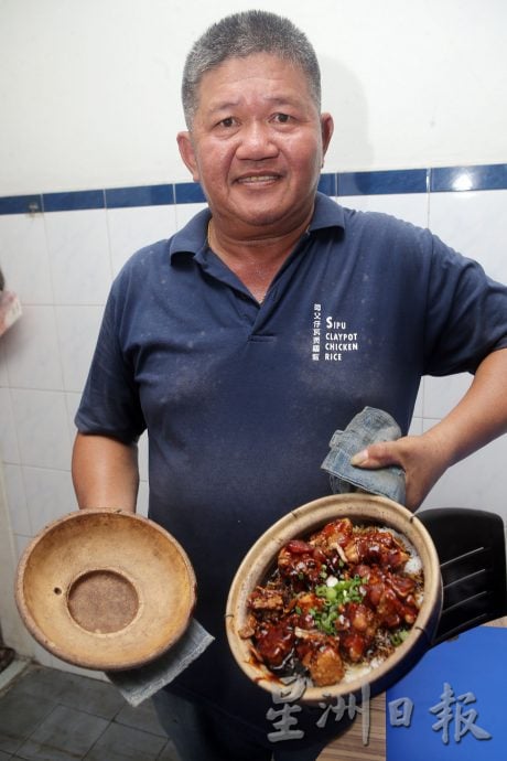 霹/版头/【人气美食】/向志明采用新鲜食材 炭火煮出香喷喷瓦煲鸡饭
