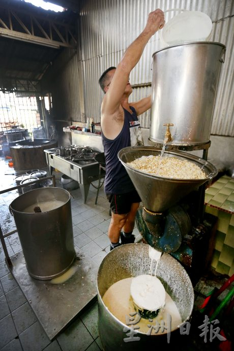 霹:封底主文/它的诞生|匠心制豆腐 每块皆辛苦