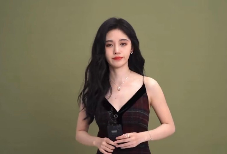 鞠婧祎细肩带断裂险走光　神反应获封淡定姐