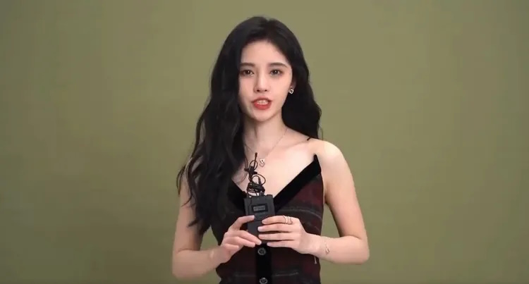 鞠婧祎细肩带断裂险走光　神反应获封淡定姐