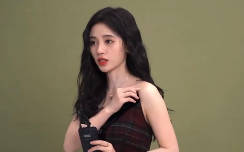 鞠婧祎细肩带断裂险走光　神反应获封淡定姐