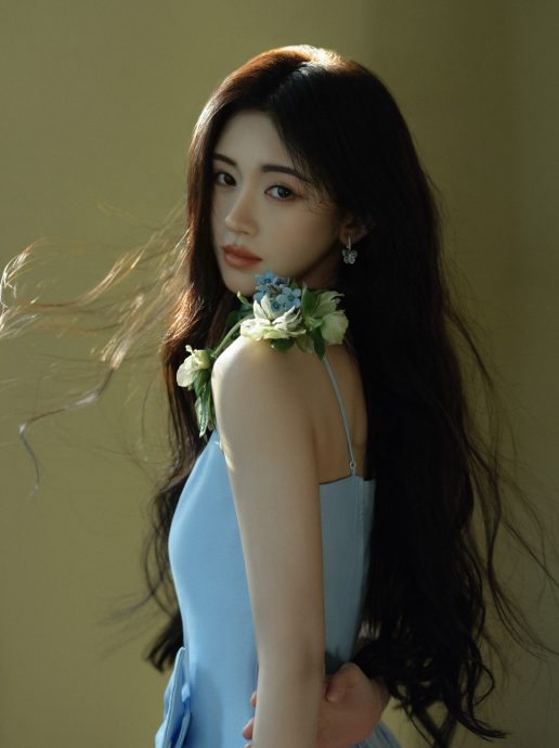 鞠婧祎细肩带断裂险走光　神反应获封淡定姐