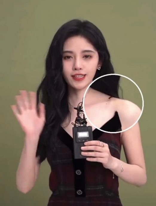 鞠婧祎细肩带断裂险走光　神反应获封淡定姐