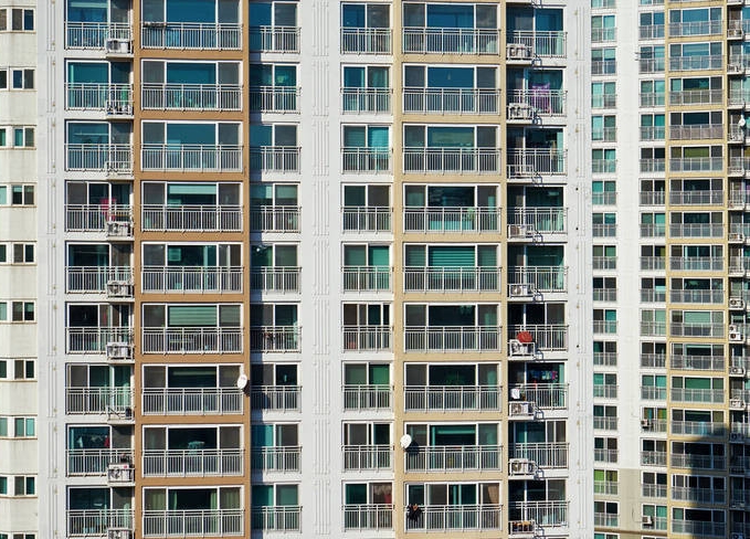 韩男公寓坠楼! 8旬老翁路过“惨遭重压”双双身亡