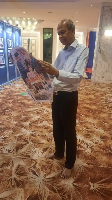 马吉德将向安华和李强讲解马中历史图片展