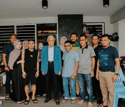 马哈迪上门探望 法伊萨受宠若惊