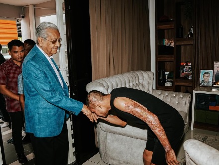 马哈迪上门探望 法伊萨受宠若惊