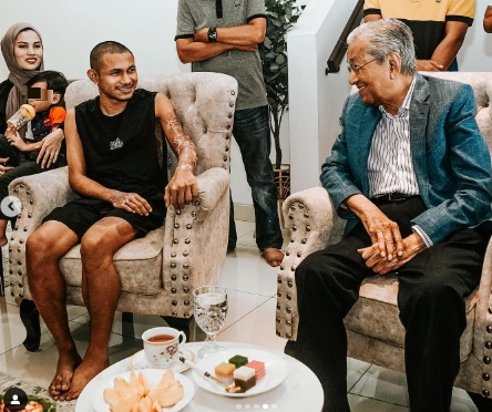 马哈迪上门探望 法伊萨受宠若惊