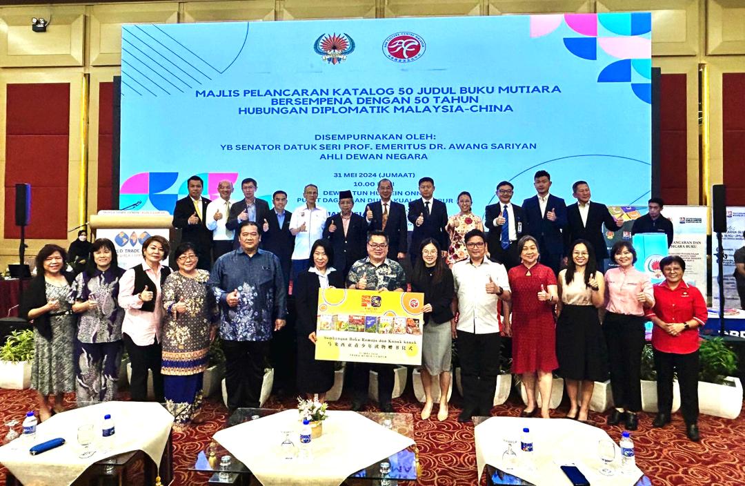 马来西亚汉文化中心在八个机构团体及个人的联合支持下,共同为12所华文小学捐赠图书。