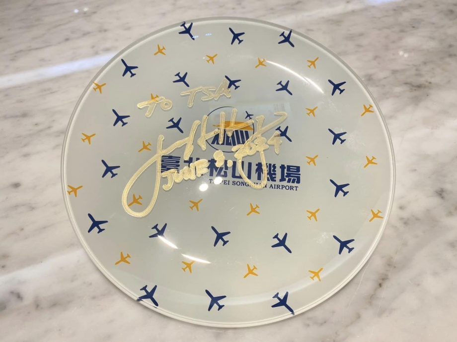 黄仁勋离台前狂买肉粽留签名 机场小编直呼好亲切