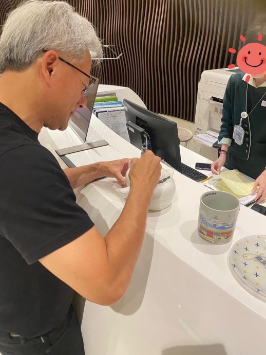 黄仁勋离台前狂买肉粽留签名 机场小编直呼好亲切