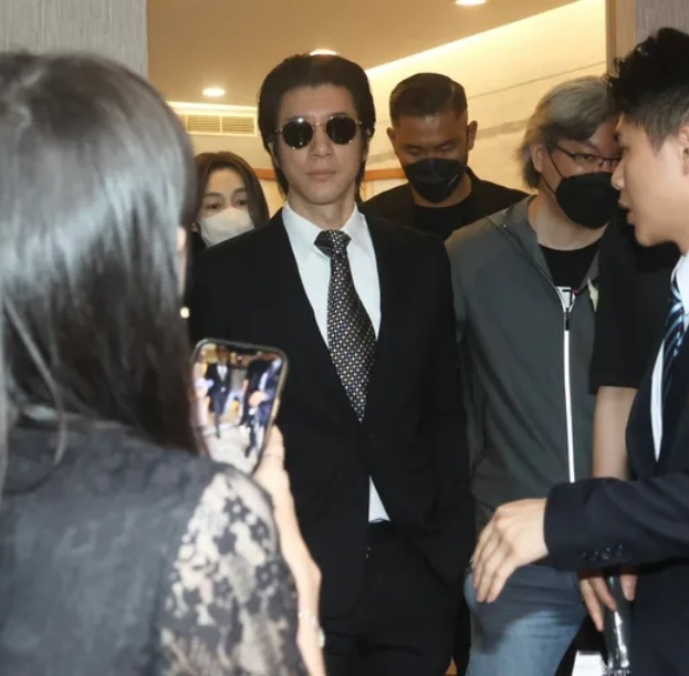 黄子佼性侵风波后首露面 张小燕现身邱瓈宽母亲灵堂