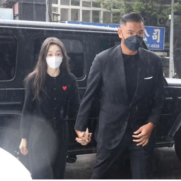 黄子佼性侵风波后首露面 张小燕现身邱瓈宽母亲灵堂