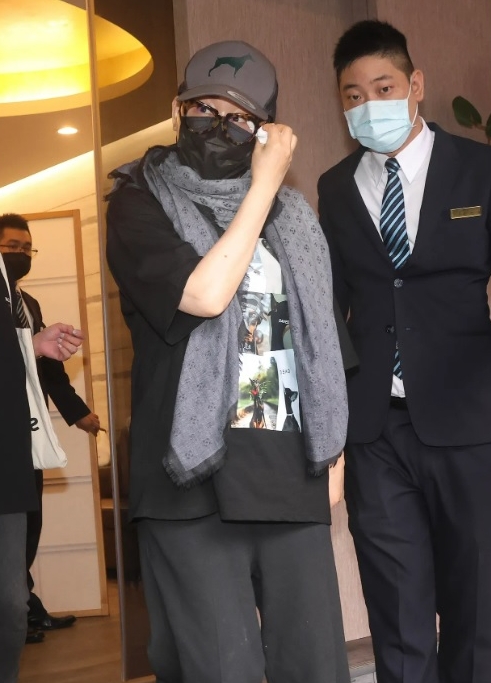 黄子佼性侵风波后首露面 张小燕现身邱瓈宽母亲灵堂