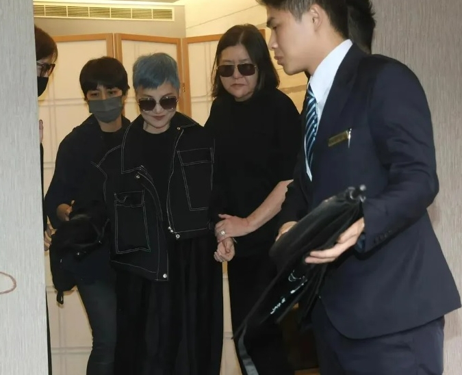 黄子佼性侵风波后首露面 张小燕现身邱瓈宽母亲灵堂