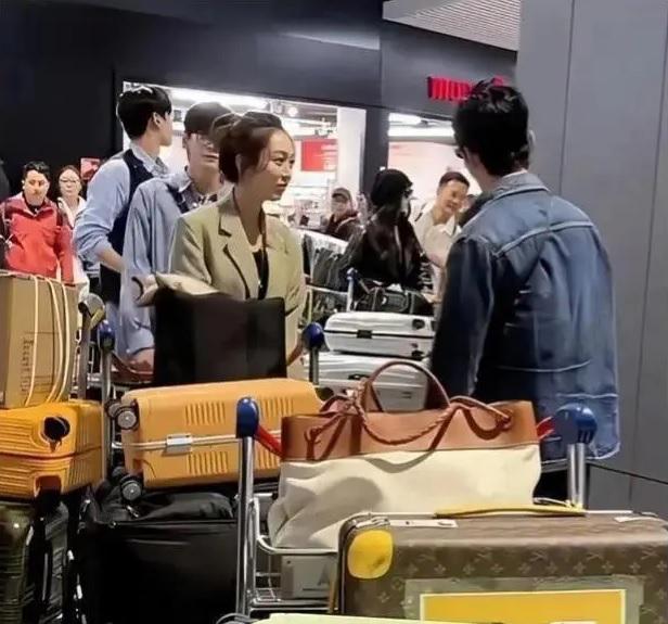 黄晓明戴假发搭地铁？僵笑被疑医美过度