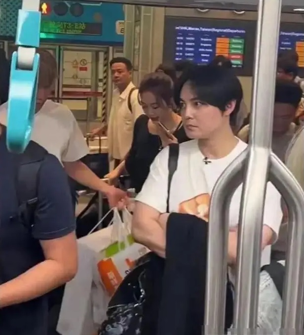 黄晓明戴假发搭地铁？僵笑被疑医美过度