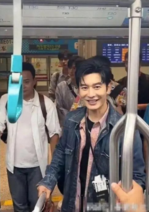 黄晓明戴假发搭地铁？僵笑被疑医美过度