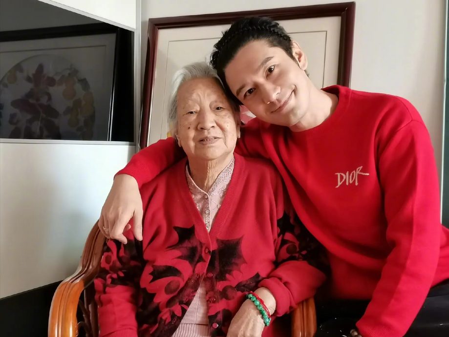 黄晓明上影节封帝 感慨“越过了高山”