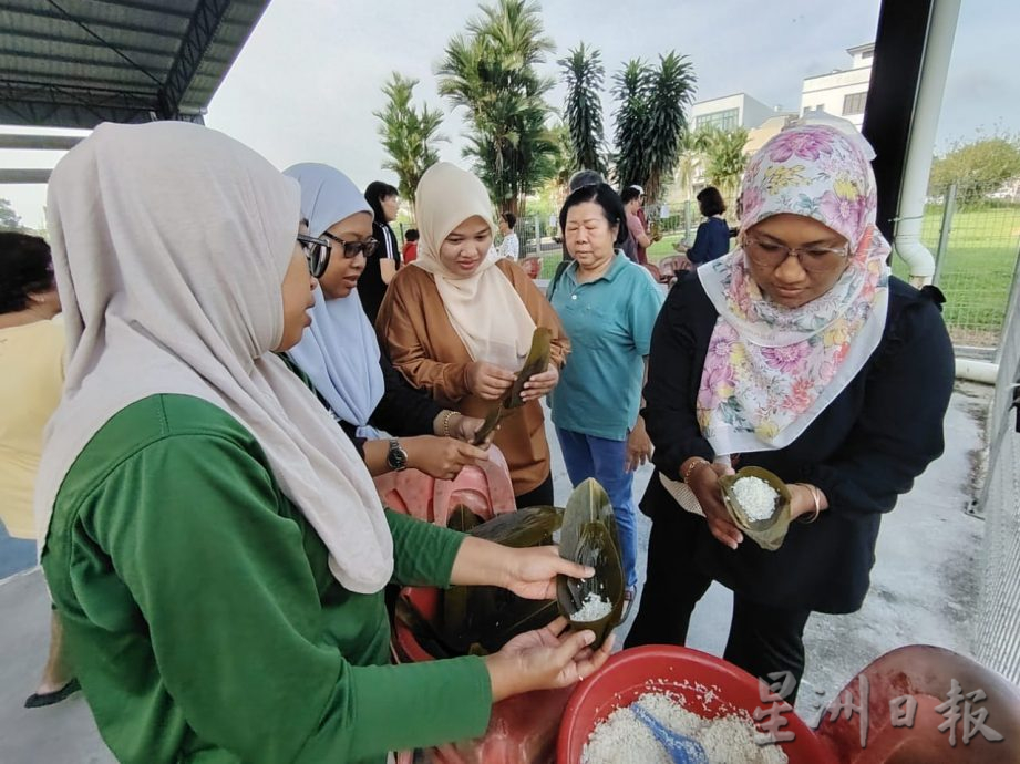双溪比力裹包比赛,让非华裔也体验裹粽乐趣