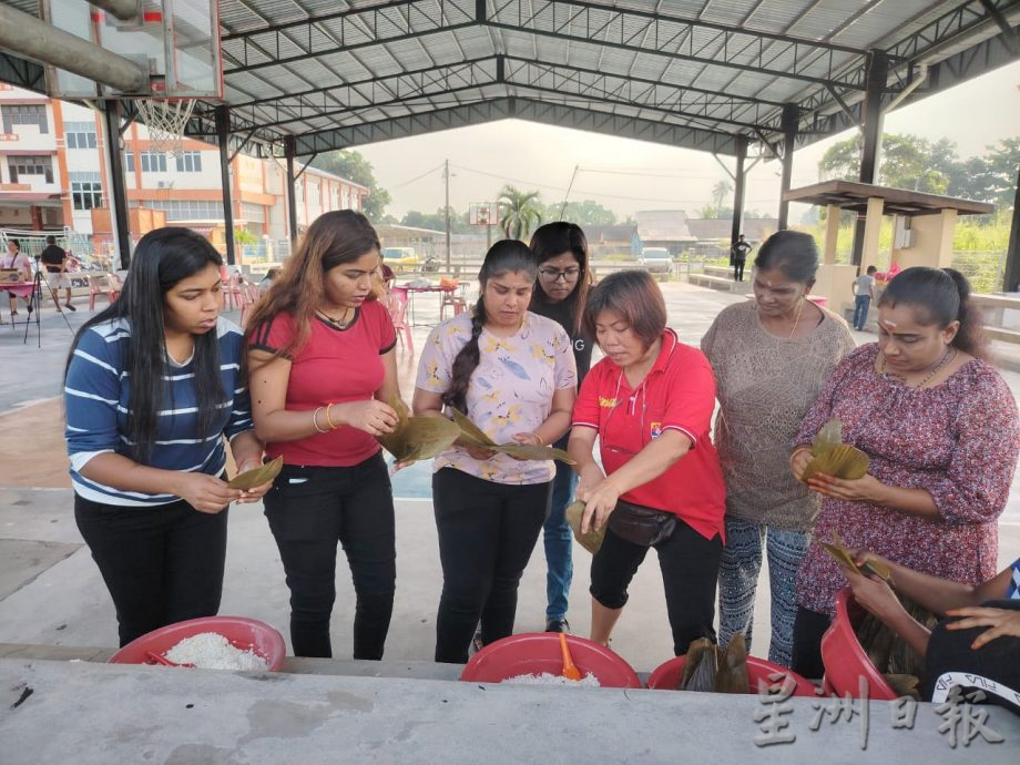 双溪比力裹包比赛,让非华裔也体验裹粽乐趣