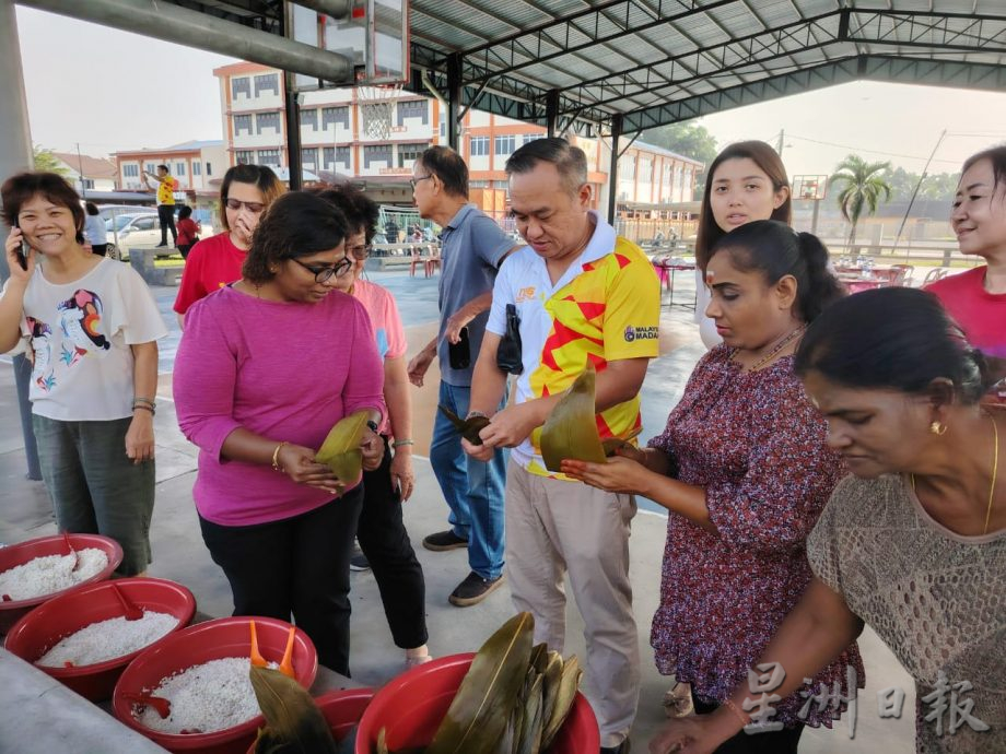 双溪比力裹包比赛,让非华裔也体验裹粽乐趣