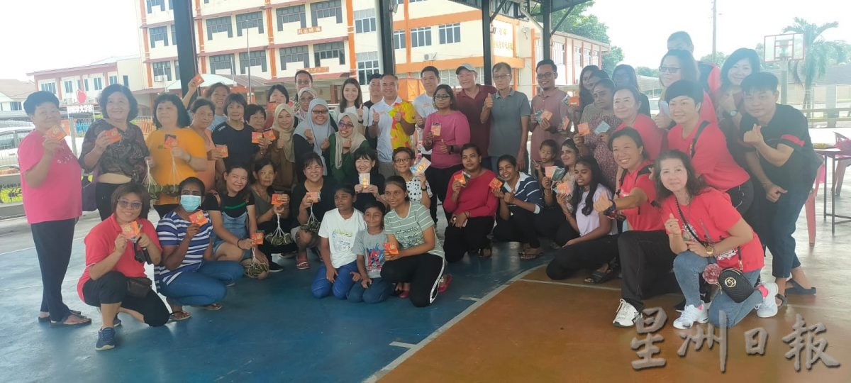 双溪比力裹包比赛,让非华裔也体验裹粽乐趣