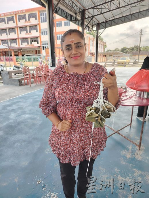 双溪比力裹包比赛,让非华裔也体验裹粽乐趣