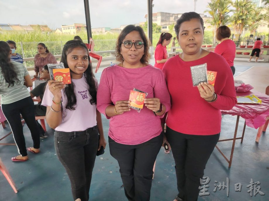 双溪比力裹包比赛,让非华裔也体验裹粽乐趣